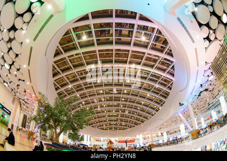 Moskau, Russland - Dezember 10, 2017: das Innere von Columbus, modernes Gebäude mit fisheye Effekt Stockfoto