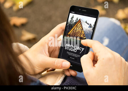 Frau mit einem 3d-smartphone mit dem Architekten Studio auf dem Bildschirm erzeugt. Grafiken auf dem Bildschirm sind. Stockfoto