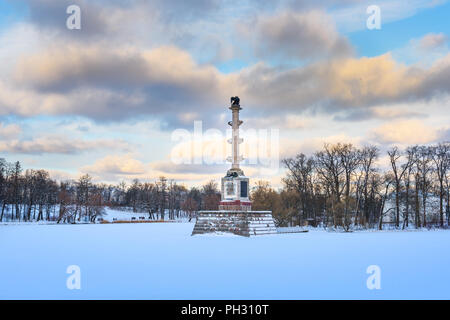 Chesme Spalte auf Zugefrorenen großen Teich in Catherine Park in Zarskoje Selo im Winter. Stadt Puschkin. Sankt Petersburg. Russland Stockfoto