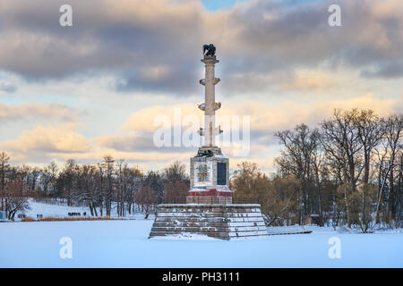 Chesme Spalte auf Zugefrorenen großen Teich in Catherine Park in Zarskoje Selo im Winter. Stadt Puschkin. Sankt Petersburg. Russland Stockfoto