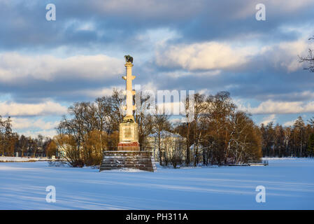 Chesme Spalte auf Zugefrorenen großen Teich in Catherine Park in Zarskoje Selo im Winter. Stadt Puschkin. Sankt Petersburg. Russland Stockfoto