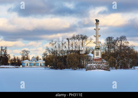 Chesme Spalte auf Zugefrorenen großen Teich in Catherine Park in Zarskoje Selo im Winter. Stadt Puschkin. Sankt Petersburg. Russland Stockfoto