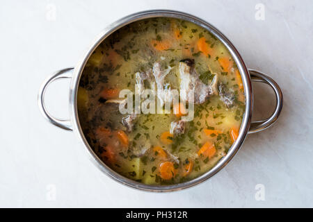 Hausgemachte Fleisch Eintopf Rindfleisch Rip-Suppe mit Gemüse in der Pfanne. Traditionelle biologische Lebensmittel. Stockfoto