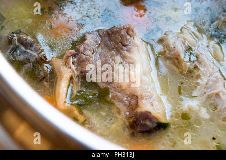 Hausgemachte Fleisch Eintopf Rindfleisch Rip-Suppe mit Gemüse in der Pfanne. Traditionelle biologische Lebensmittel. Stockfoto