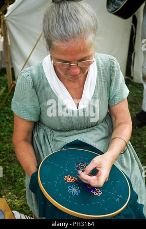 Pioneer Woman in der Britischen Armee, der Royal Navy, der amerikanischen militärischen Encampment mit Reenactors mit Piraten, Voyageurs und Royal Nanvy Gun Crew Stockfoto