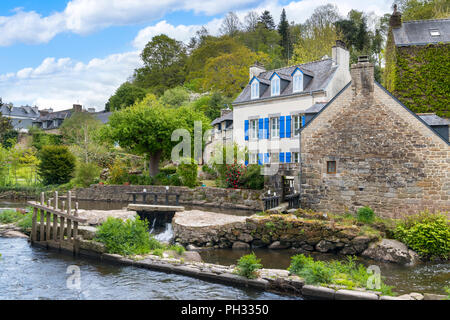 Blick auf den Fluss Aven, wo der Künstler Paul Gaugin zum Malen verwendet, Pont-Aven, Finistere, Bretagne, Frankreich Stockfoto