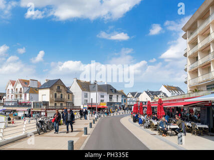 Cafe auf der Promenade in Saint-Pierre-Quiberon, Bretagne, Frankreich Stockfoto