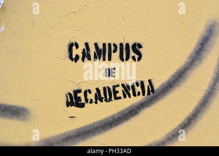 Stenciled politische Graffiti an der Wand, auf dem Campus der Universität von Oviedo in Oviedo, Asturien, Spanien und behauptet, dass es sich um eine "Campus des Niedergangs". Stockfoto