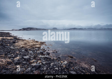 Isländische Landschaft mit See und Berge im bewölkt bedeckt Wetter Stockfoto