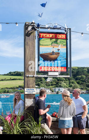 Bunte Zeichen für die Ferry Inn Waterfront Pub in dem hübschen Devon segeln Stadt Salcombe Stockfoto