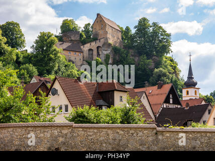 POTTENSTEIN, Deutschland - Juni 18: historische Schloss oberhalb des Dorfes von Pottenstein, Deutschland am 18. Juni 2018. Stockfoto