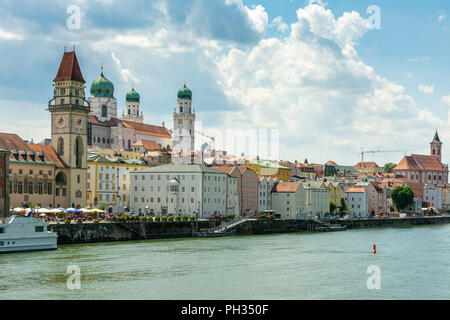 PASSAU, Deutschland - Juli 14: Ufer der Donau in Passau, Deutschland Am 14. Juli 2018. Foto von Prinzregent-Luitpold Brücke mit Blick t Stockfoto