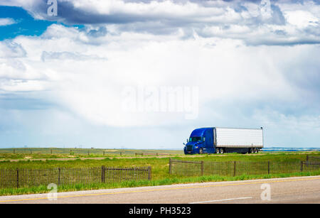 Ein halb Reise Richtung Westen auf der Autobahn 80 mit Blick auf die offene Landschaft von Wyoming bei bewölktem Himmel gesehen. Stockfoto