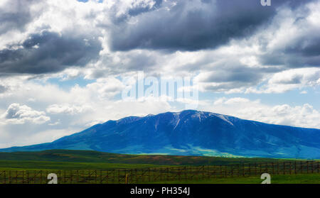 Blick auf die Wyoming bedrohlich bewölktem Himmel über offene Felder und Bereiche der Laramie Berge, von der Autobahn 80 gesehen Stockfoto