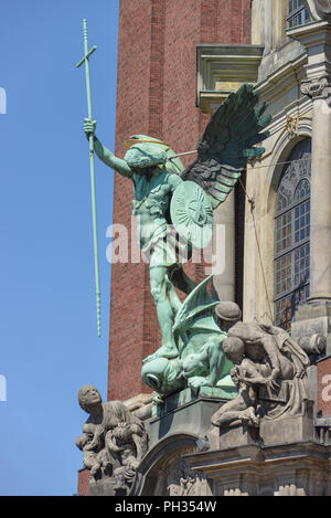 Erzengel Michael, Hauptkirche St. Michaelis, Englische Planke, Hamburg, Deutschland Stockfoto