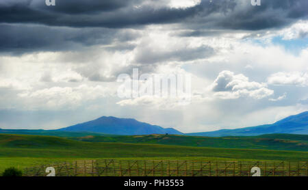 Blick auf die Wyoming bedrohlich bewölktem Himmel über offene Felder und Bereiche der Laramie Berge, von der Autobahn 80 gesehen Stockfoto