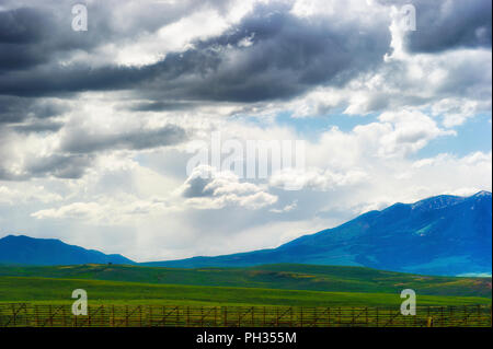 Blick auf die Wyoming bedrohlich bewölktem Himmel über offene Felder und Bereiche der Laramie Berge, von der Autobahn 80 gesehen Stockfoto