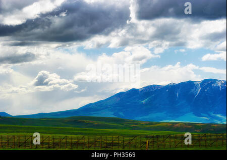 Blick auf die Wyoming bedrohlich bewölktem Himmel über offene Felder und Bereiche der Laramie Berge, von der Autobahn 80 gesehen Stockfoto