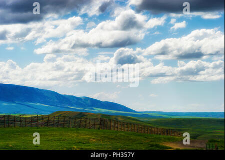 Blick auf die Wyoming bedrohlich bewölktem Himmel über offene Felder und Bereiche der Laramie Berge, von der Autobahn 80 gesehen Stockfoto