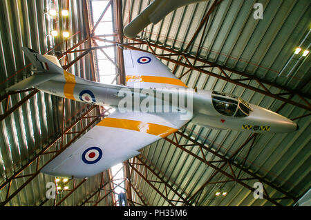 Hawker Hunter T7 ein Trainer jet XL 568 vom Dach hängend innerhalb RAF Museum Cosford, nationalen Kalten Krieges Ausstellung Stockfoto