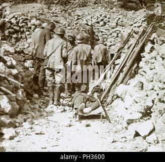 Deutsche verwundete, Thiaumont, Verdun, Nordfrankreich, c 1914 - c 1918. Artist: Unbekannt. Stockfoto