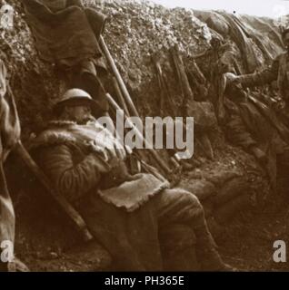 Soldaten in Schützengräben ruht, c 1914 - c 1918. Artist: Unbekannt. Stockfoto