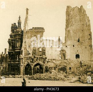 Clock Tower und Hôtel de Ville, Arras, Nordfrankreich, c 1914 - c 1918. Artist: Unbekannt. Stockfoto