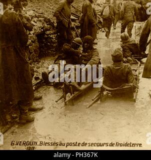 Verletzte Soldaten in der Erste-Hilfe-post, Froideterre, Verdun, Nordfrankreich, 1917. Artist: Unbekannt. Stockfoto