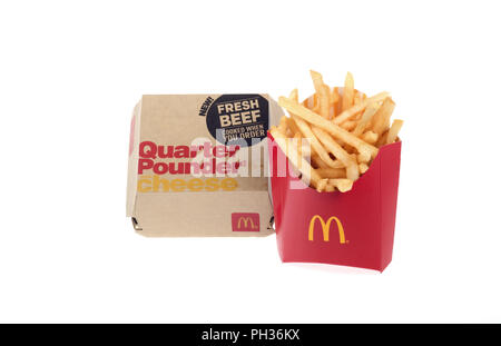 McDonald's frisches Rindfleisch Viertelpounder mit Käse in einer Box mit einer mittleren Pommes frites. Dies ist ein frisch zubereitete Burger zu bestellen, nicht gefroren Stockfoto