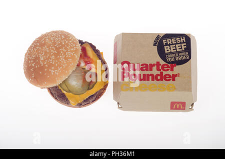 McDonald's frisches Rindfleisch gekocht Viertelpounder mit Käse Cheeseburger mit gelben Käse, Gurken, Ketchup und Zwiebeln zu bestellen zusammen mit der Box. Stockfoto