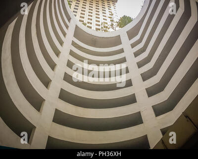 Multi-level des Parkhauses auf dem Gebäude in ovale Struktur. Stockfoto