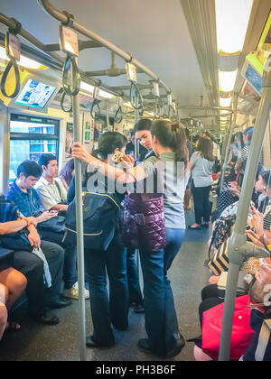 Bangkok, Thailand - 28. Februar 2017: Menge der Passagiere bei BTS Skytrain Silom Line Stockfoto