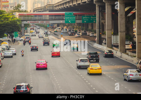 Bangkok, Thailand - 8. März 2017: Glatt Verkehr an der Vibhavadi Rangsit Road nach dem starken Verkehr jamed von ladprao Kreuzung weitergegeben. Stockfoto