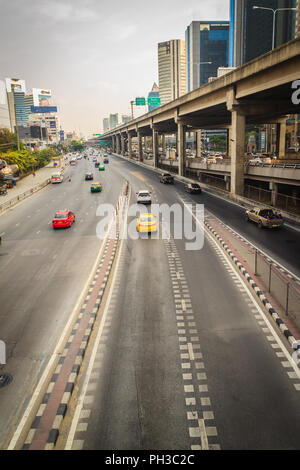 Bangkok, Thailand - 8. März 2017: Glatt Verkehr an der Vibhavadi Rangsit Road nach dem starken Verkehr jamed von ladprao Kreuzung weitergegeben. Stockfoto