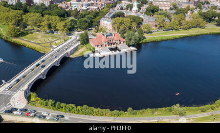 Schweißen Sie das Bootshaus und die Anderson Memorial Bridge, Charles River, Harvard University, Boston, MA, USA Stockfoto