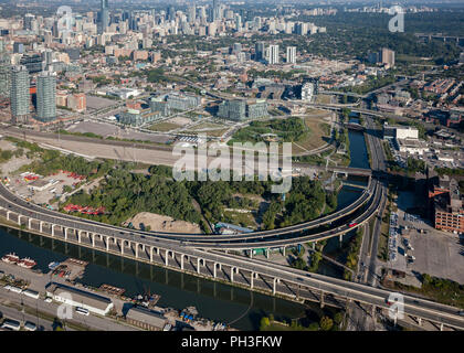 Ein Luftbild der unteren Don landet auf der Ostseite von Downtown Toronto. Stockfoto