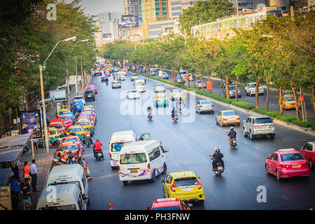 Bangkok, Thailand - 8. März 2017: Verkehr auf der Phahon Yothin Road Datenaustausch Mochit BTS Sky train station und Chatuchak MRT U-Bahnstation wit Stockfoto