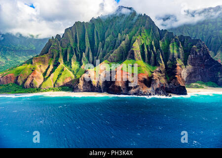 Kalalau Strand an der Na Pali Küste (Antenne), Napali Coast Wilderness State Park, Kauai, Hawaii USA Stockfoto