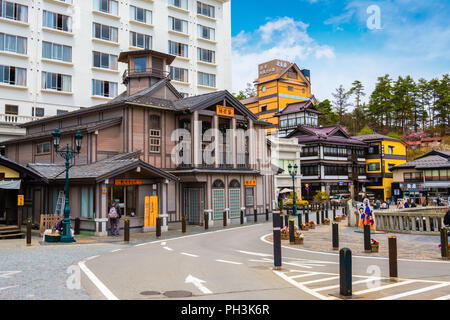 Yubatake Hotspring in Kusatsu Onsen in Kanagawa, Japan, KANAGAWA, Japan - 27. APRIL 2018: Kusatsu Onsen ca. 200 Kilometer nord-nordwestlich von Toky entfernt Stockfoto