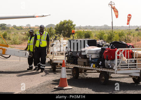 ZIGUINCHOR, SENEGAL - Apr 28, 2017: Unbekannter senegalesischen Männer arbeiten im Kofferraum auf dem Flughafen von Ziguinchor im Senegal Stockfoto