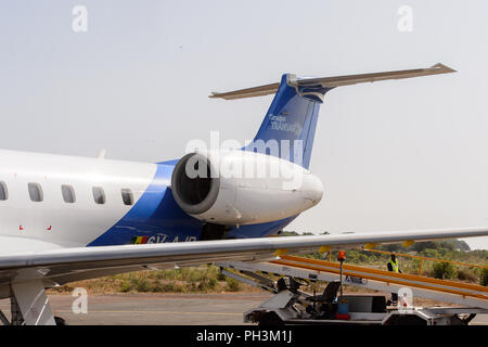 ZIGUINCHOR, SENEGAL - Apr 28, 2017: Unbekannter senegalesischen Mann steht neben der Leiter auf dem Flughafen von Ziguinchor im Senegal Stockfoto