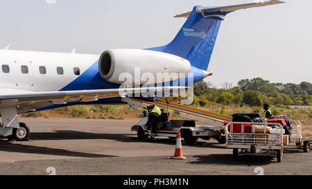 ZIGUINCHOR, SENEGAL - Apr 28, 2017: Unbekannter senegalesischen Männer arbeiten im Kofferraum auf dem Flughafen von Ziguinchor im Senegal Stockfoto