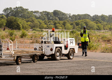 ZIGUINCHOR, SENEGAL - Apr 28, 2017: Unbekannter senegalesischen Mitarbeiter Spaziergänge auf dem Flughafen von Ziguinchor im Senegal Stockfoto