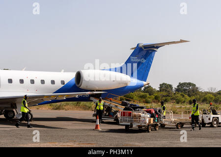 ZIGUINCHOR, SENEGAL - Apr 28, 2017: Unbekannter senegalesischen Männer arbeiten im Kofferraum auf dem Flughafen von Ziguinchor im Senegal Stockfoto