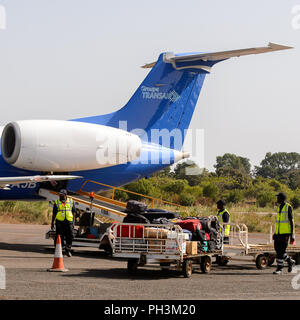 ZIGUINCHOR, SENEGAL - Apr 28, 2017: Unbekannter senegalesischen Männer arbeiten im Kofferraum auf dem Flughafen von Ziguinchor im Senegal Stockfoto