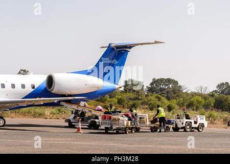 ZIGUINCHOR, SENEGAL - Apr 28, 2017: Unbekannter senegalesischen Männer arbeiten im Kofferraum auf dem Flughafen von Ziguinchor im Senegal Stockfoto