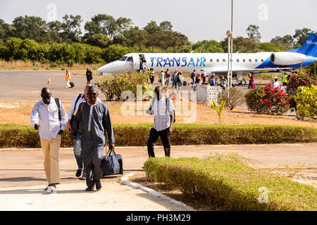 ZIGUINCHOR, SENEGAL - Apr 28, 2017: Unbekannter Senegalesen Spaziergang auf dem Flughafen von Ziguinchor im Senegal Stockfoto