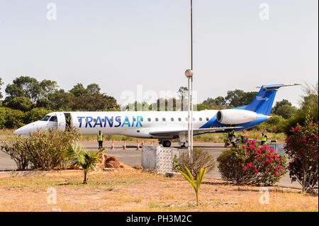 ZIGUINCHOR, SENEGAL - Apr 28, 2017: Unbekannter senegalesischen Mitarbeiter steht in der Nähe des Flugzeugs auf dem Flughafen von Ziguinchor im Senegal Stockfoto