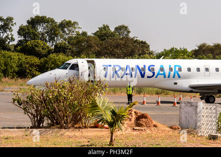 ZIGUINCHOR, SENEGAL - Apr 28, 2017: Unbekannter senegalesischen Mitarbeiter steht in der Nähe des Flugzeugs auf dem Flughafen von Ziguinchor im Senegal Stockfoto