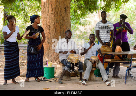 Kaguit vil., SENEGAL - Apr 30, 2017: Unbekannter Diola Männer Schlagzeug spielen, während ein traditioneller Tanz Kumpo in einem heiligen Wald in der Nähe von Kaguit Dorf Stockfoto